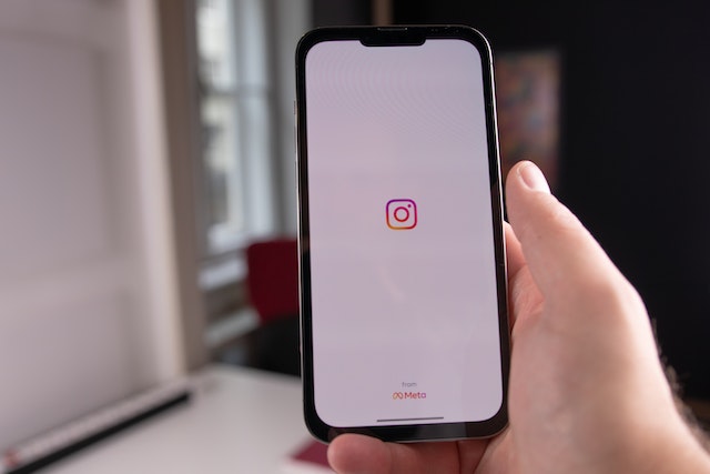 O Instagram é uma das redes sociais mais populares do mundo, e muitas pessoas estão sempre procurando maneiras de aumentar o número de seguidores em suas contas.